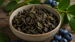 Tasse fermentierter Heidelbeer‑Blatt‑Tee neben frischen Heidelbeeren als Symbol für eine Schlafstudie 2026