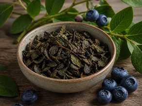 Tasse fermentierter Heidelbeer‑Blatt‑Tee neben frischen Heidelbeeren als Symbol für eine Schlafstudie 2026
