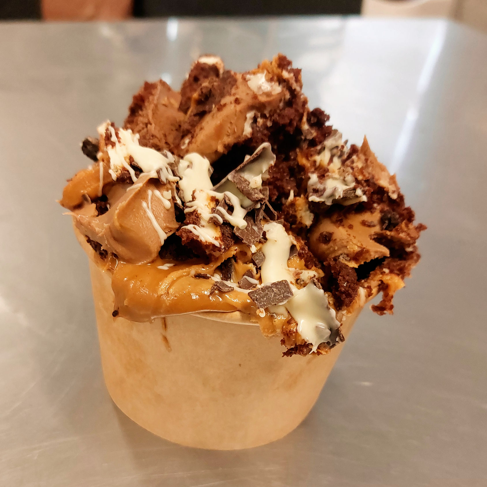 Pretzel, Honeycomb & Milk Chocolate Cake Pot
