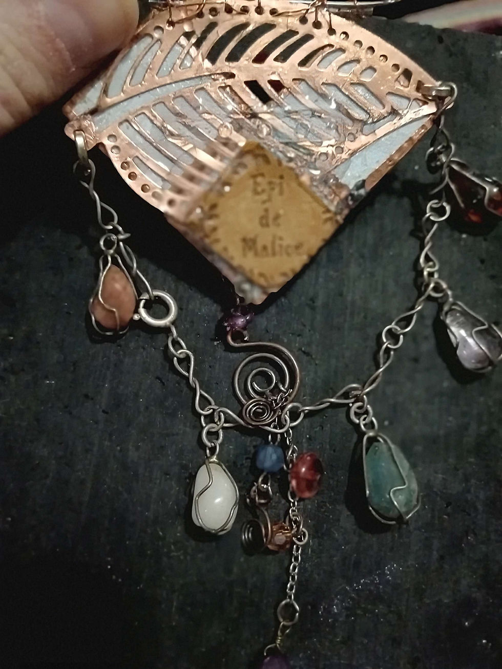 Thumbnail: Broche Hibou - Verre, pierres et cuivre 