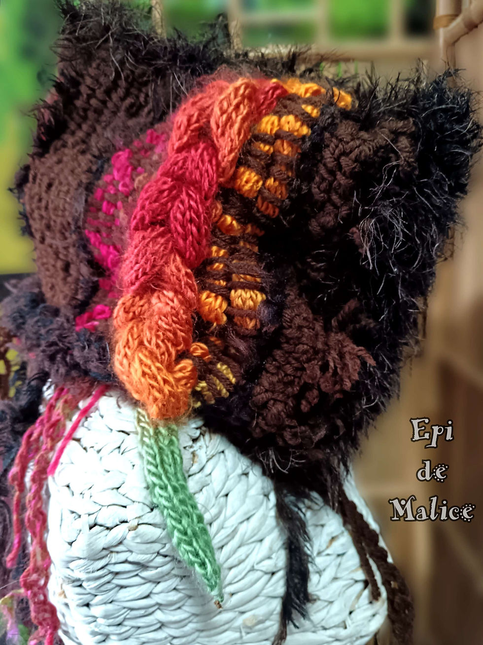 Thumbnail: Col brun multicolore tissé avec boutons céramique