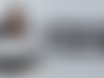 mulher sentada no chão com computador no colo. frase escrita ao lado: Apenas comece.