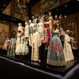 Peças icônicas da Dolce & Gabbana em exibição em Miami com design sofisticado
