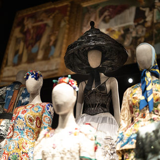 Exposição Dolce & Gabbana em Miami com peças que misturam arte, religião e tradição