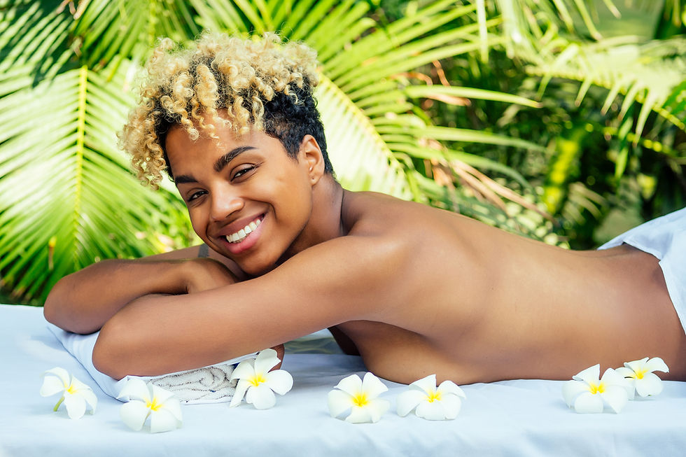 jolie-femme-afro-americaine-recoit-massage-traitement-dans-salon-exterieur-station-balneai