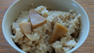 4月　旬のタケノコで炊き込みひえご飯、ひえフィッシュのフライ、イチゴのババロア