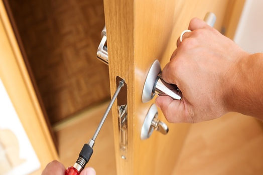 teamwork locksmith fixing door in seguin