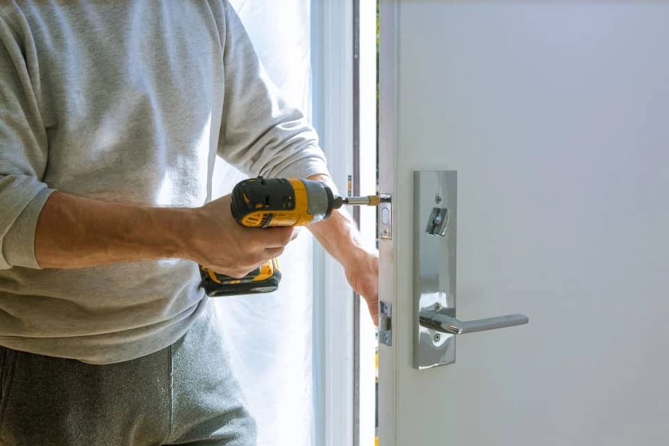Teamwork Locksmith Seguin technician assisting in an emergency lockout situation.