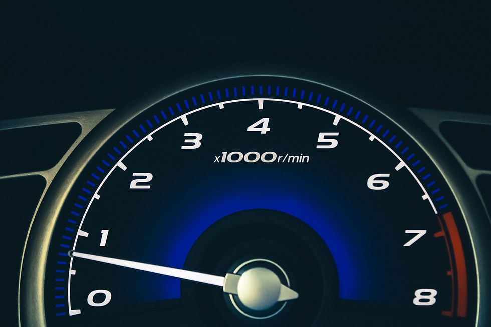 Acercamiento de medidor de revoluciones en un vehículo, con una lectura de menos de 1,000 rpm. Alex2Cents.com