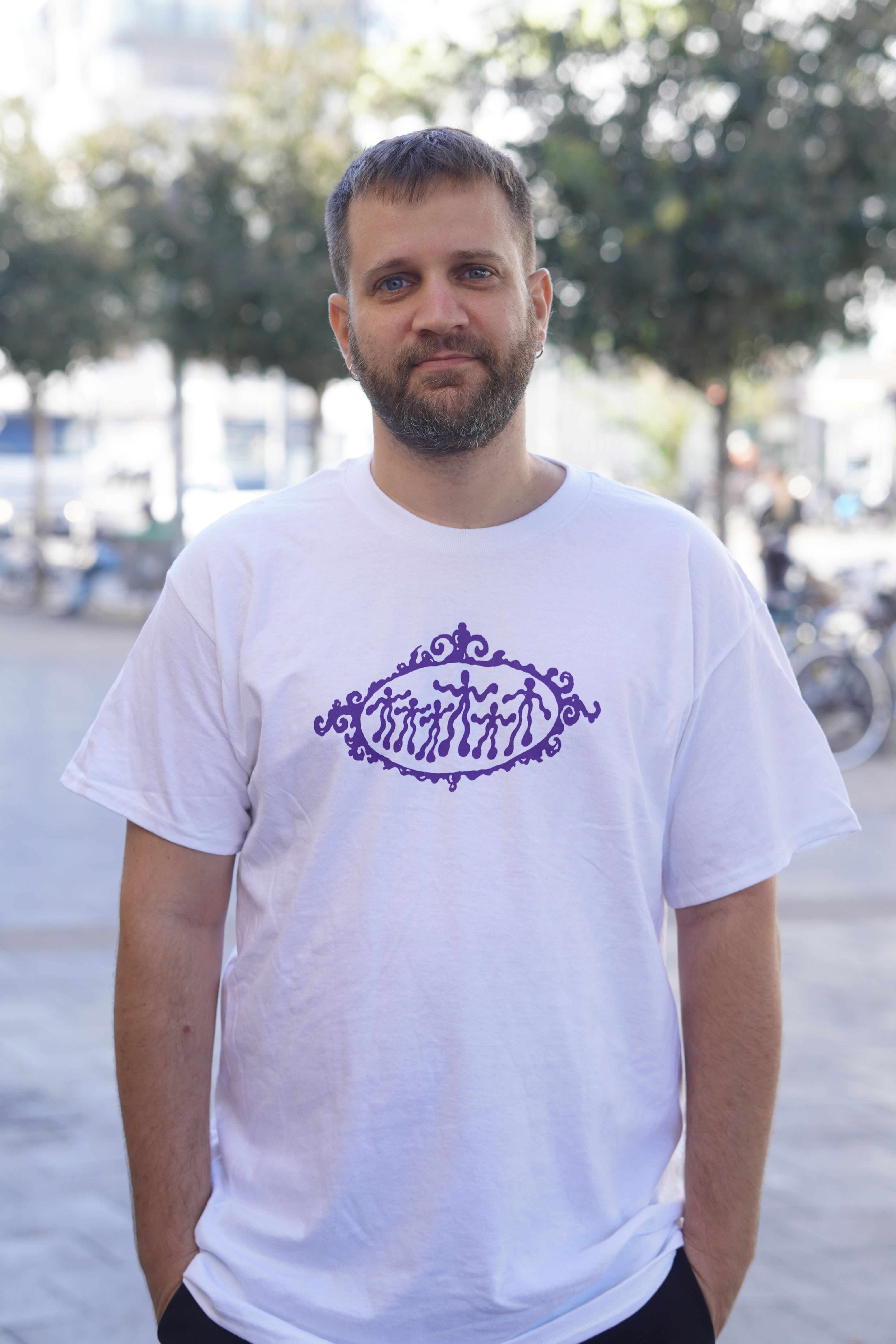 חולצת פרימיום - עומדים ביחד بلوزة فاخرة - نقف معا