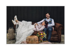 Mariage printanier fleurs colorées_Mariés couchés sur canapé cuir_DelArt Events_Wedding pl