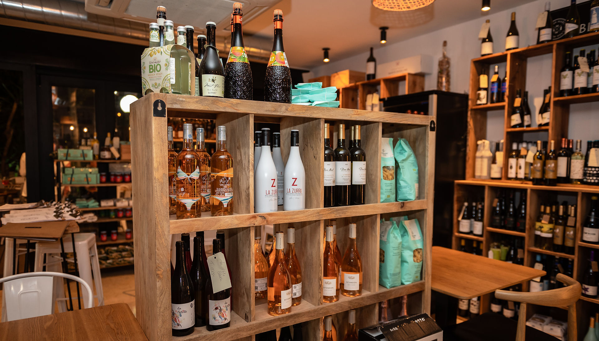 Casa Marc local con estanterías y vinos