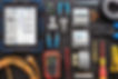 differents-outils-electriques-fond-plat-bois.jpg