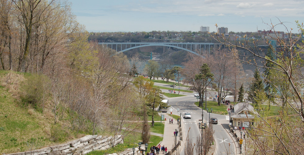 Road going towards Niagara Parkway