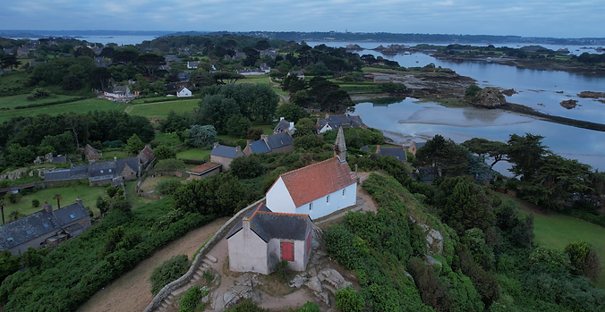 vue aérienne de drone de la Chapelle Saint Michel à Bréhat