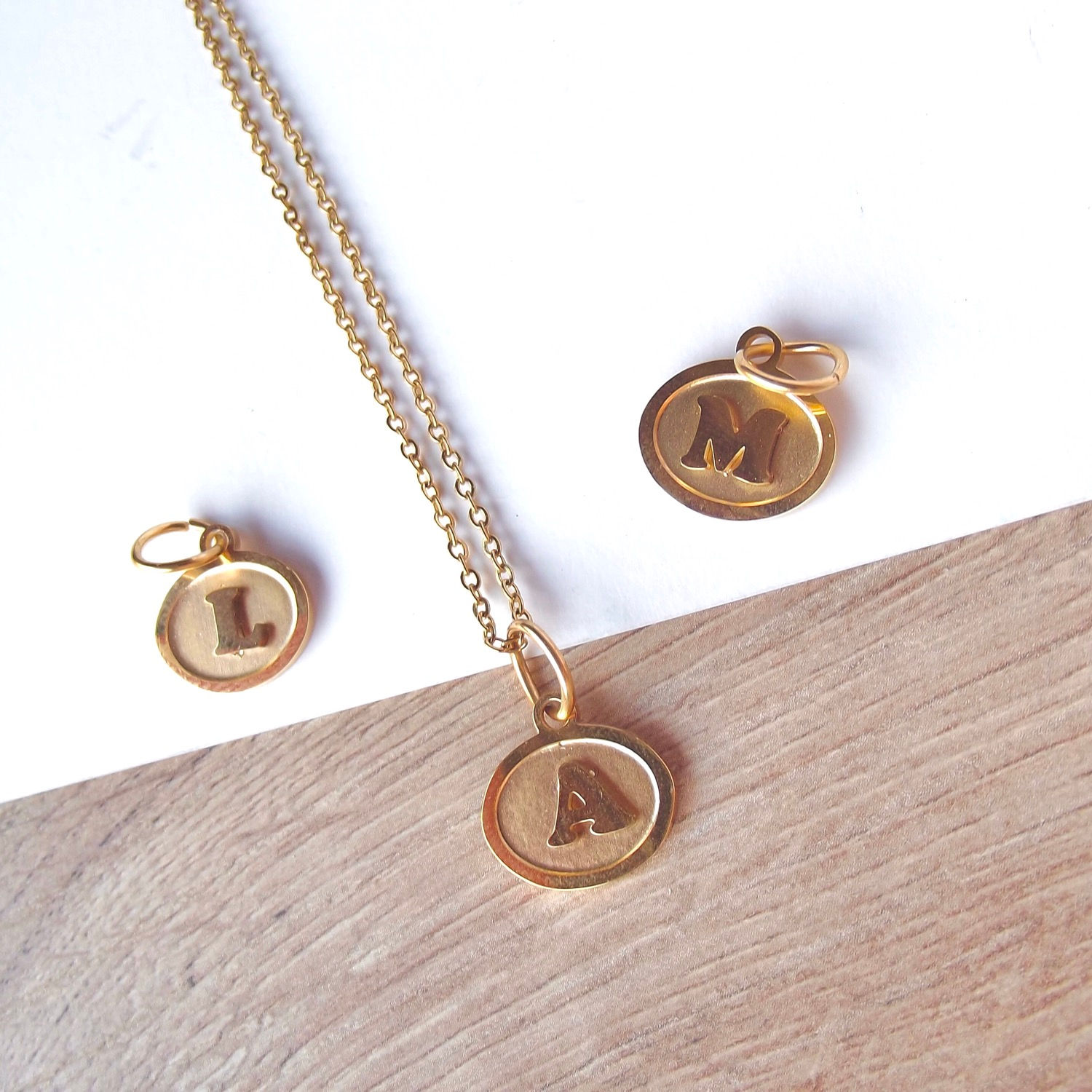 Collar Inicial Relieve