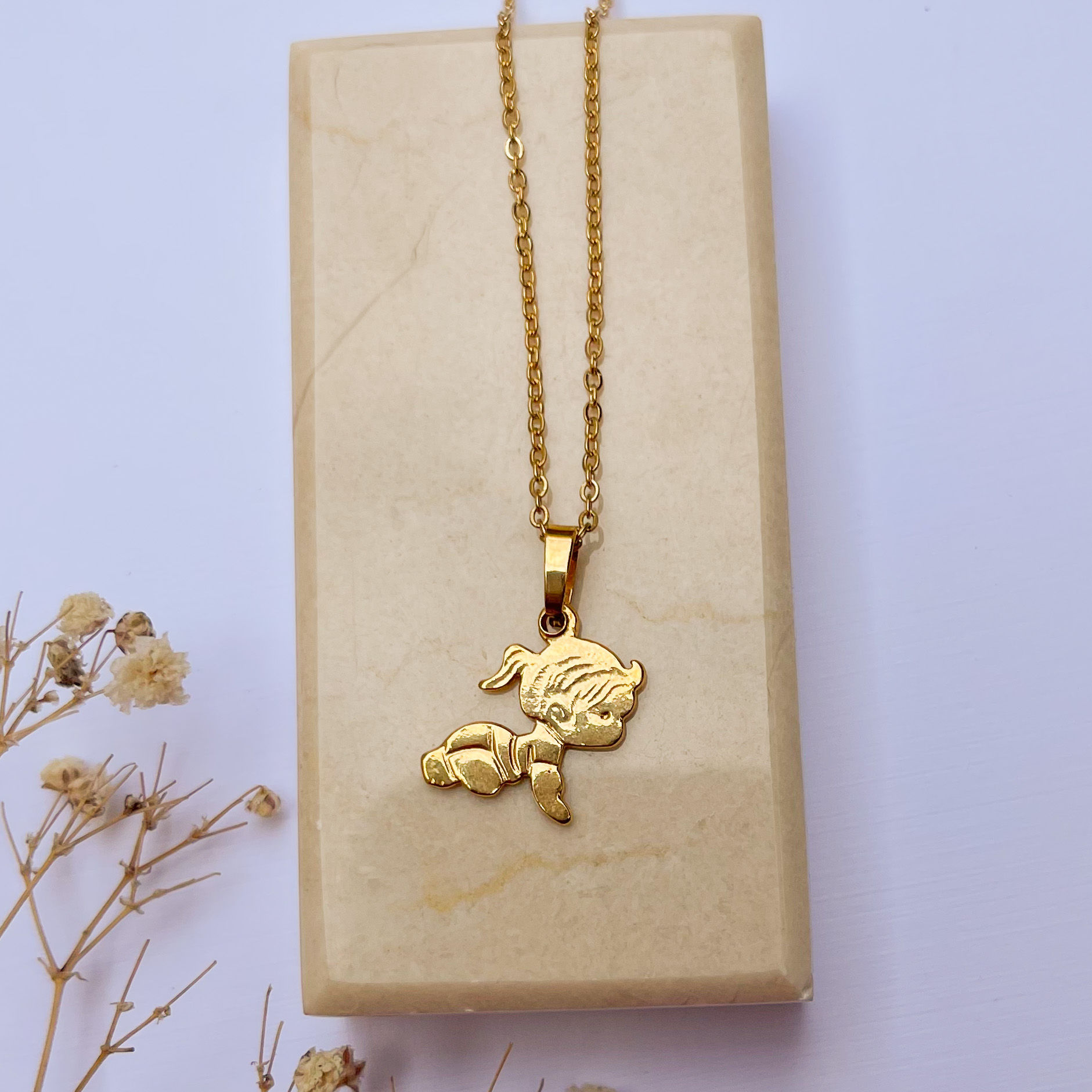 Cadena básica dorada con dije de niña gateando