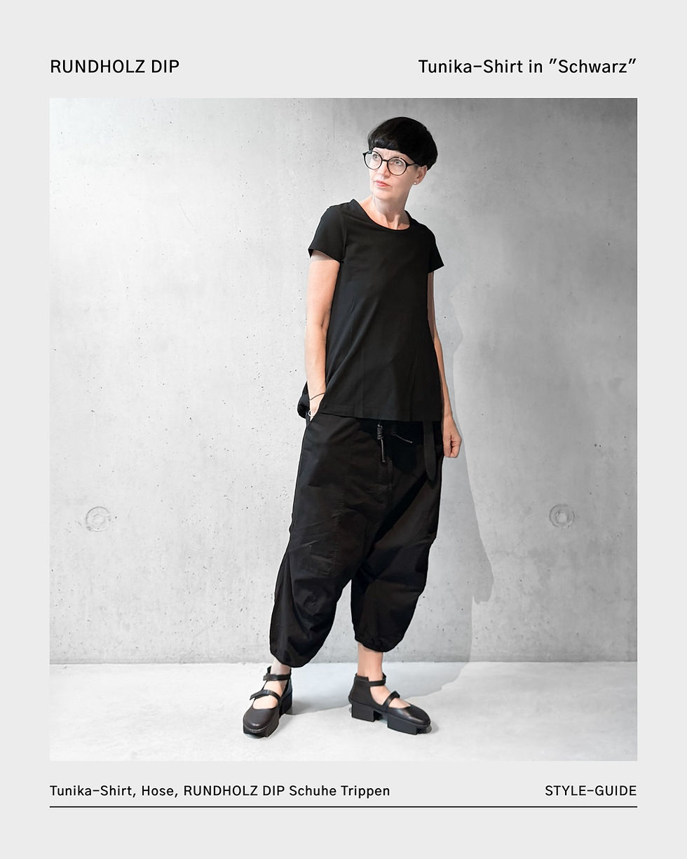 Miniaturbild: Tunika-Shirt von Rundholz Dip mit besonderen Rückendetail - Mode im avantgardistischen Stil für deinen Lagenlook