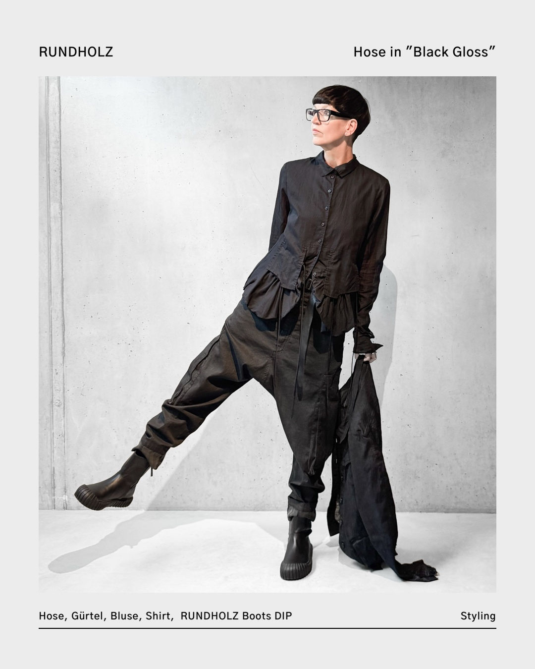 Tiefschritthose aus Jeans in "Black-Gloss" von RUNDHOLZ