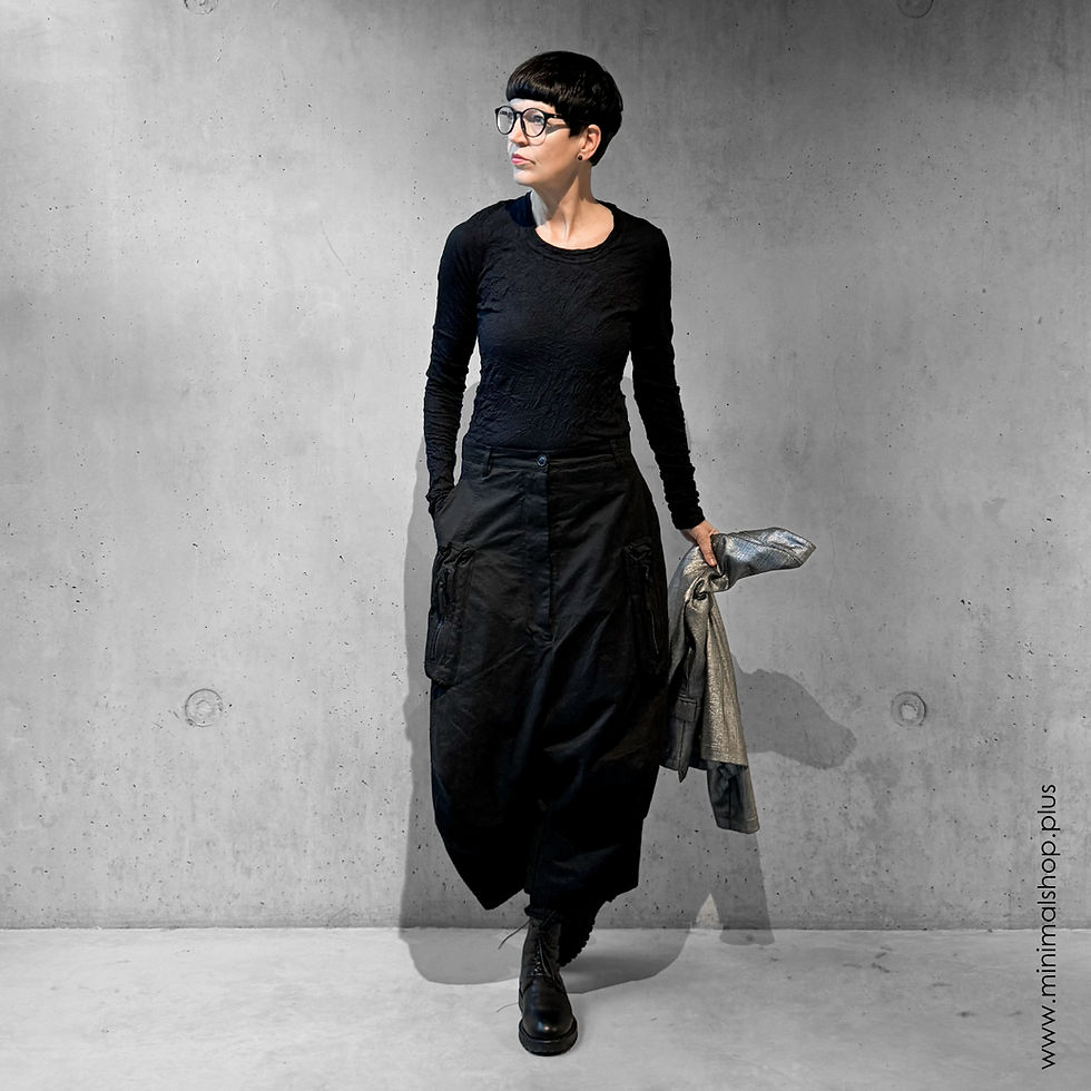 Capsule Wardrobe: Die Kraft der Basics mit avantgardistischer Mode von RUNDHOLZ
