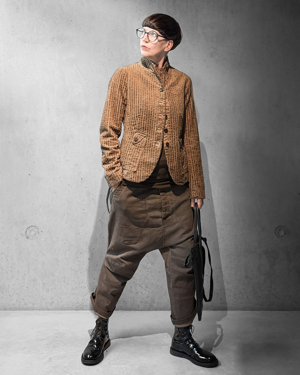 Hose mit Tiefschritt von Rundholz im Lagenlook für deinen avantgardistischen Stil.