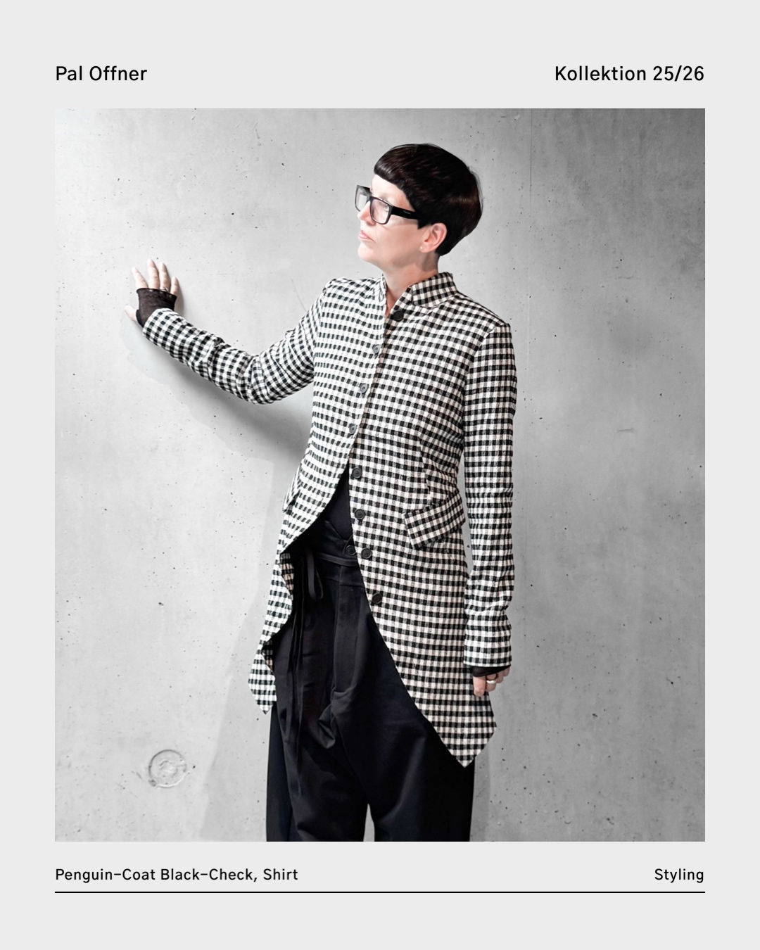 Der Penguin-Coat oder Gehrock von Pal Offner im Karomuster Black Chek - avantgardistische Mode im Lagenlook