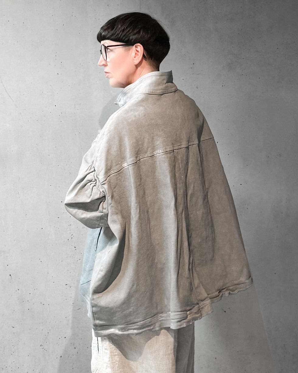 Miniaturbild: Denim Jacke mit besonderen Ärmeln in "Seaweed-Fog" von RUNDHOLZ DIP