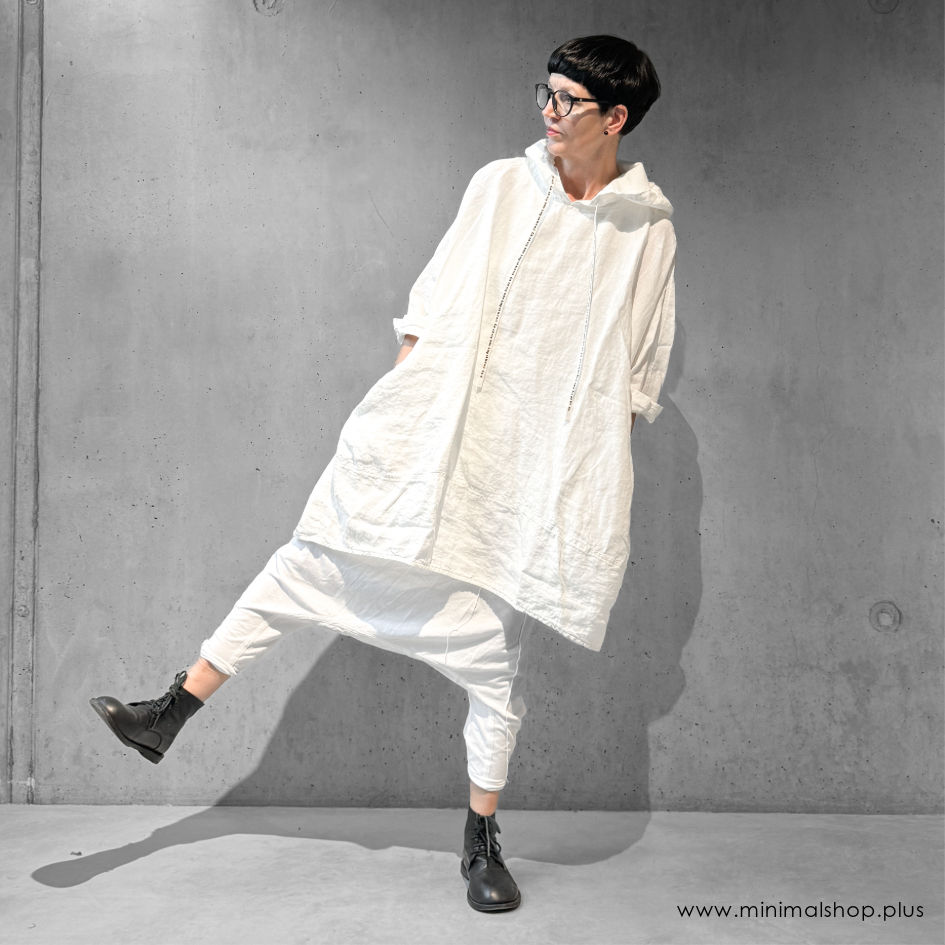 Kapuzen-Tunika mit Kangurutasche von Rundholz Black label aus 100% Leinen - avantgardistische Mode von Rundholz