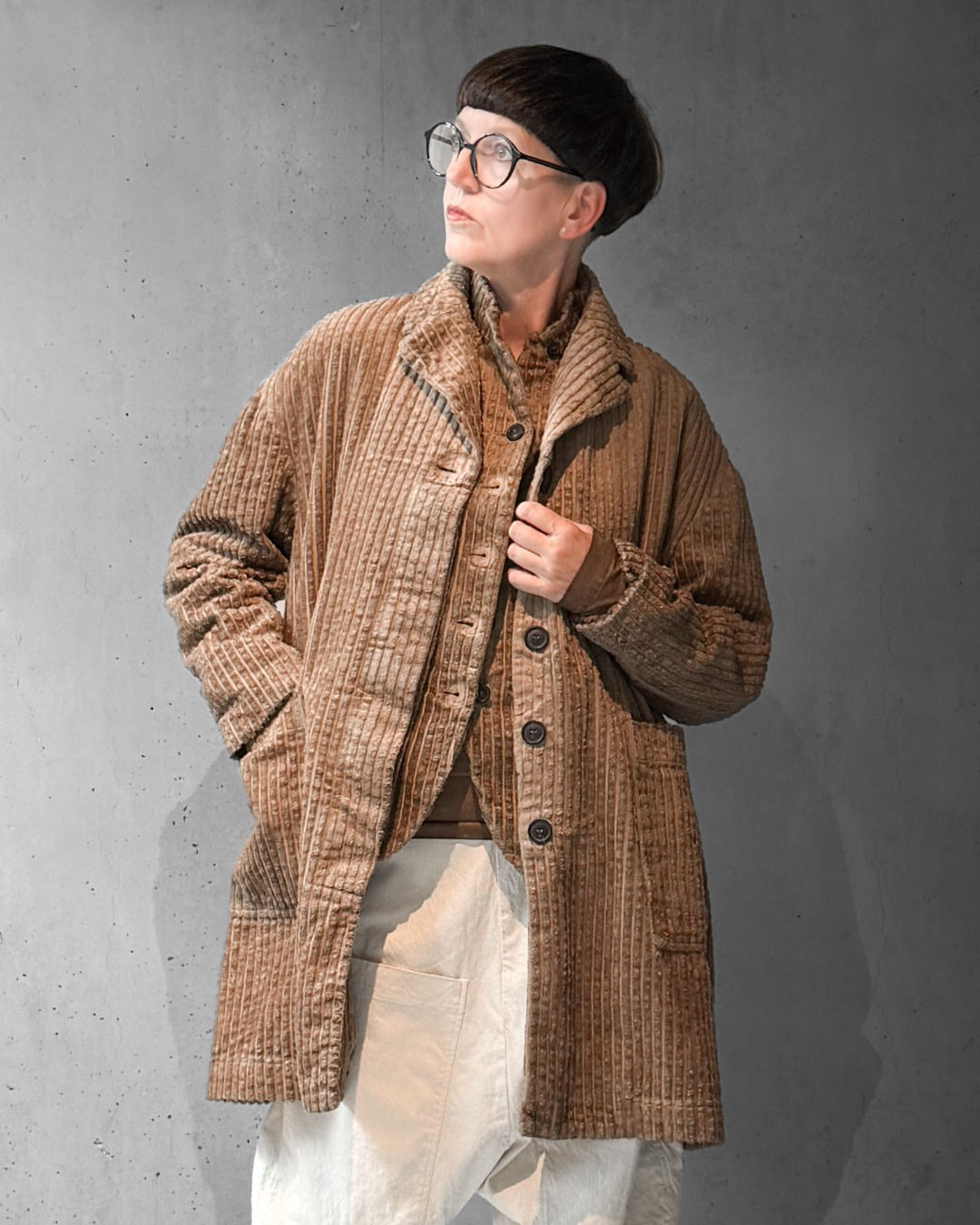 RUNDHOLZ DIP - Mantel aus Cord in "Dakar Cloud"