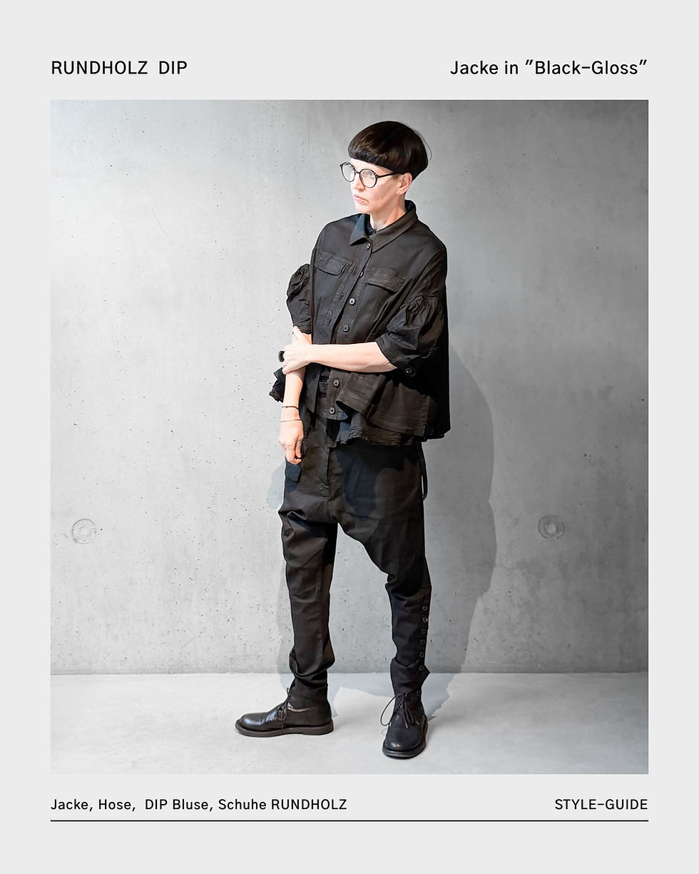 Miniaturbild: Kurzarm-Jacke mit besonderen Ärmeln in "Black-Gloss" von RUNDHOLZ DIP