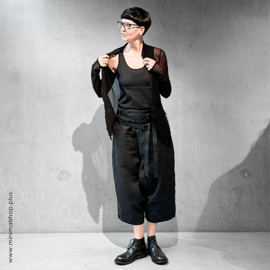 Miniaturbild: Tank-Top aus Biobaumwolle in Schwarz von Pal Offner - Unisex-Mode im avantgardistischen Stil für deinen Lagenlook.