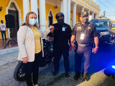 ALCALDESA ENTREGA UNIDADES A LA POLICÍA MUNICIPAL DE HUNUCMÁ