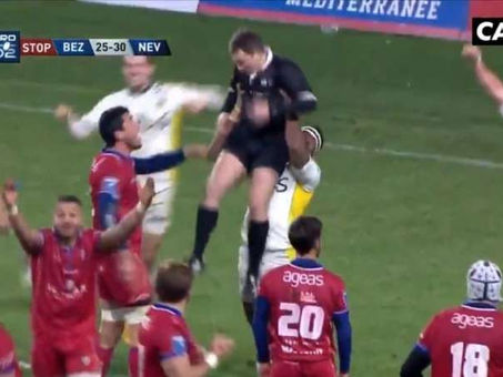 Jugador de rugby levantó a árbitro por los aires para celebrar la victoria (Video)