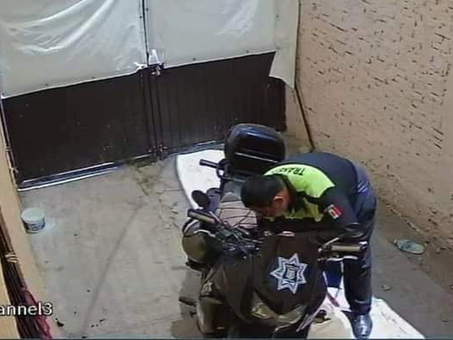 POLICÍA DE TRÁNSITO ES CAPTADO ROBANDO GASOLINA DE SU MOTOCICLETA OFICIAL PARA SU VEHÍCULO