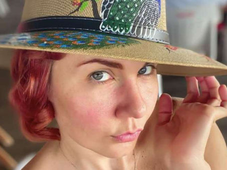 Michelle Vieth muestra cómo lucir un sofisticado escote y verse elegante