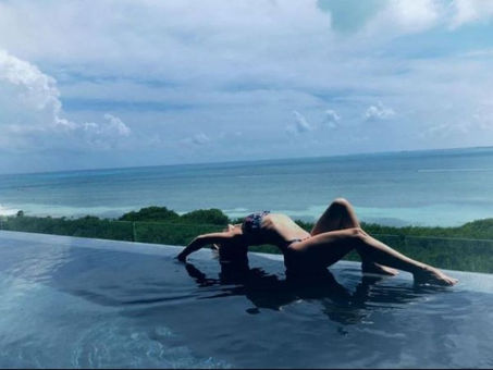 Fey deja sin aliento a sus fans; presume abdomen plano y piernas torneadas