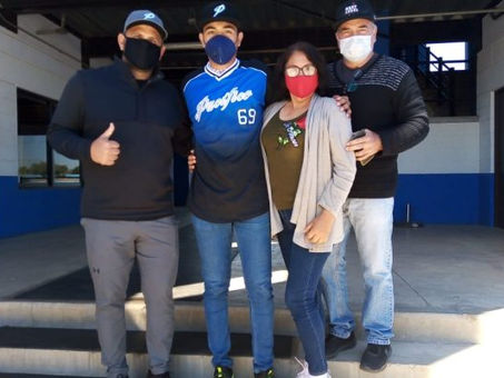 Leones firma a tres baluartes de la loma