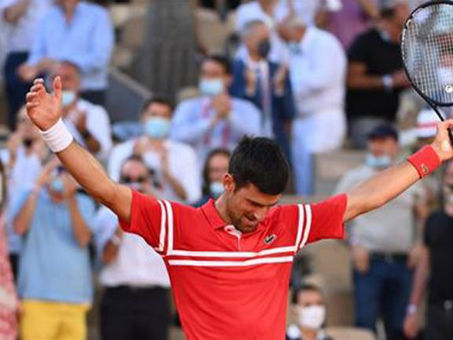 Djokovic regaló raqueta a niño mexicano por su apoyo en la final de Roland Garros