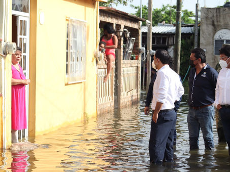 Mauricio Vila y José Alfredo Salazar Rojo recorren las calles de Progreso afectadas por las lluvias