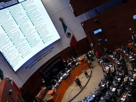 Cinco senadores dejan su partido y conforman el Grupo Parlamentario Plural