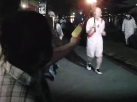 Detienen a una mujer que intentó apagar la antorcha olímpica con una pistola de agua (Video)