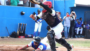 GEISEL CEPEDA SALVA EL DÍA Y SENADORES TOMAN VENTAJA EN LA FINAL