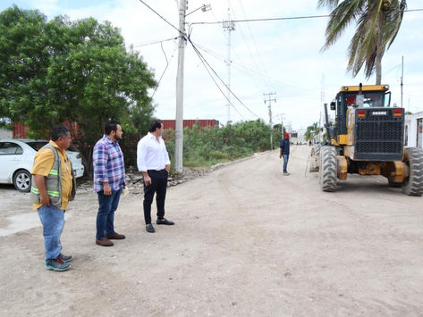 ZACARÍAS CURI SUPERVISA TRABAJOS EN CALLES DE LA COLONIA CIÉNEGA 2000 ORIENTE