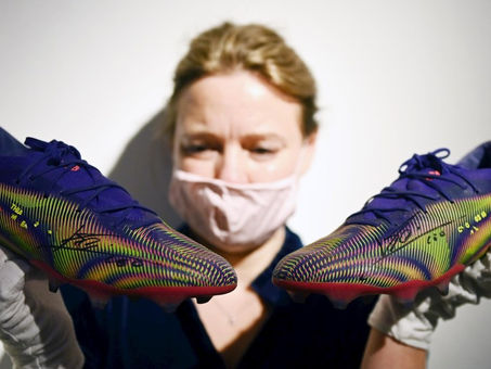 Zapatos de Messi que ganaron a Pelé meten un último gol por buena causa