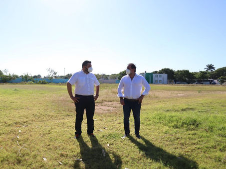 Julián Zacarías Curi supervisa el inicio de la rehabilitación del campo “José Canul Cetz”