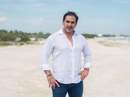 Julián Zacarías se registra como candidato para la alcaldía de Progreso ante el IEPAC de Yucatán