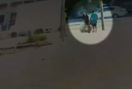 Mujer es apuñalada por su esposo frente a sus hijos y en plena calle (VIDEO)
