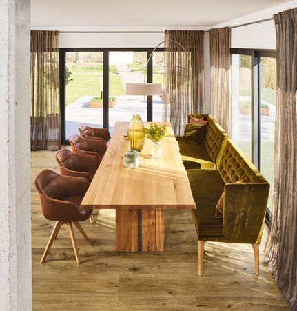 BW Bielefelder Werkstätten Sessel Legend Leder schwarz
Exklusives Einrichtungshaus & Innenarchitektur in Zweibrücken – Ihr Partner für zeitlose Wohnkonzepte
Willkommen in Ihrem hochwertigen Einrichtungshaus in Zweibrücken – Ihrem Spezialisten für stilvolles Wohnen, moderne Raumkonzepte und individuelle Innenarchitektur in der Pfalz. Mit einem feinen Gespür für Design, Materialität und Wohnkultur gestalten wir Räume, die Ästhetik und Funktionalität perfekt vereinen.
Wohnwelten mit Möbeln von Bielefelder Werkstätten
Auf unseren ausgestellten Bildern präsentieren wir Ihnen ausgewählte Highlights unseres renommierten Partners Bielefelder Werkstätten. Die Marke steht für:
handwerkliche Perfektion
erstklassige Materialien
zeitlose Eleganz
langlebige Polster- und Möbelmanufaktur
Ob Sofas, Sessel, Tische oder Wohnaccessoires – Möbel von Bielefelder Werkstätten verleihen jedem Raum eine einzigartige Wertigkeit und schaffen eine Atmosphäre voller Komfort und Stil.
Innenarchitektur auf höchstem Niveau
Als professionelles Innenarchitekturbüro in Zweibrücken entwickeln wir maßgeschneiderte Wohn- und Einrichtungskonzepte – von der ersten Idee über die Material- und Möbelauswahl bis hin zur finalen Umsetzung. Wir planen und gestalten:
Wohnzimmer, Essbereiche und Schlafzimmer
Küchen- und Badkonzepte
Licht- und Farbkonzepte
komplette Wohnungs- und Hausplanungen
Mit viel Liebe zum Detail verwandeln wir Ihre Räume in ein harmonisches Gesamtkonzept, das Ihre Persönlichkeit widerspiegelt.
Exklusives Wohnen in der Pfalz
Unser Standort in Zweibrücken macht uns zum idealen Partner für Kunden aus der gesamten Region Pfalz und Saarland. Wir setzen auf individuelle Beratung, hochwertige Marken und eine ganzheitliche Planung, damit Ihr Zuhause zu einem Ort wird, an dem Sie sich rundum wohlfühlen.
Ihre Einladung
Entdecken Sie live die Qualität von Bielefelder Werkstätten und lassen Sie sich von unseren stilvollen Wohnwelten inspirieren. Wir freuen uns darauf, gemeinsam mit Ihnen Ihr persönliches Einrichtungstraum-Projekt zu realisieren.