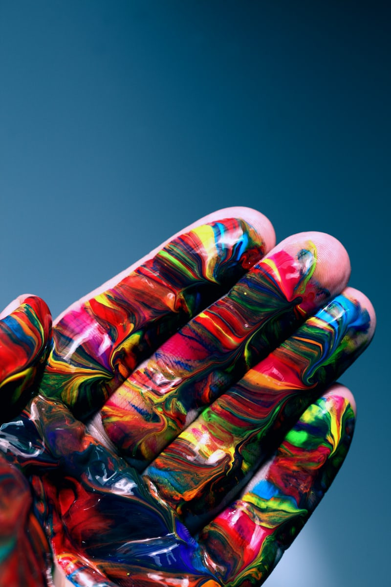 Eine buntbemalte, geöffnete Hand.