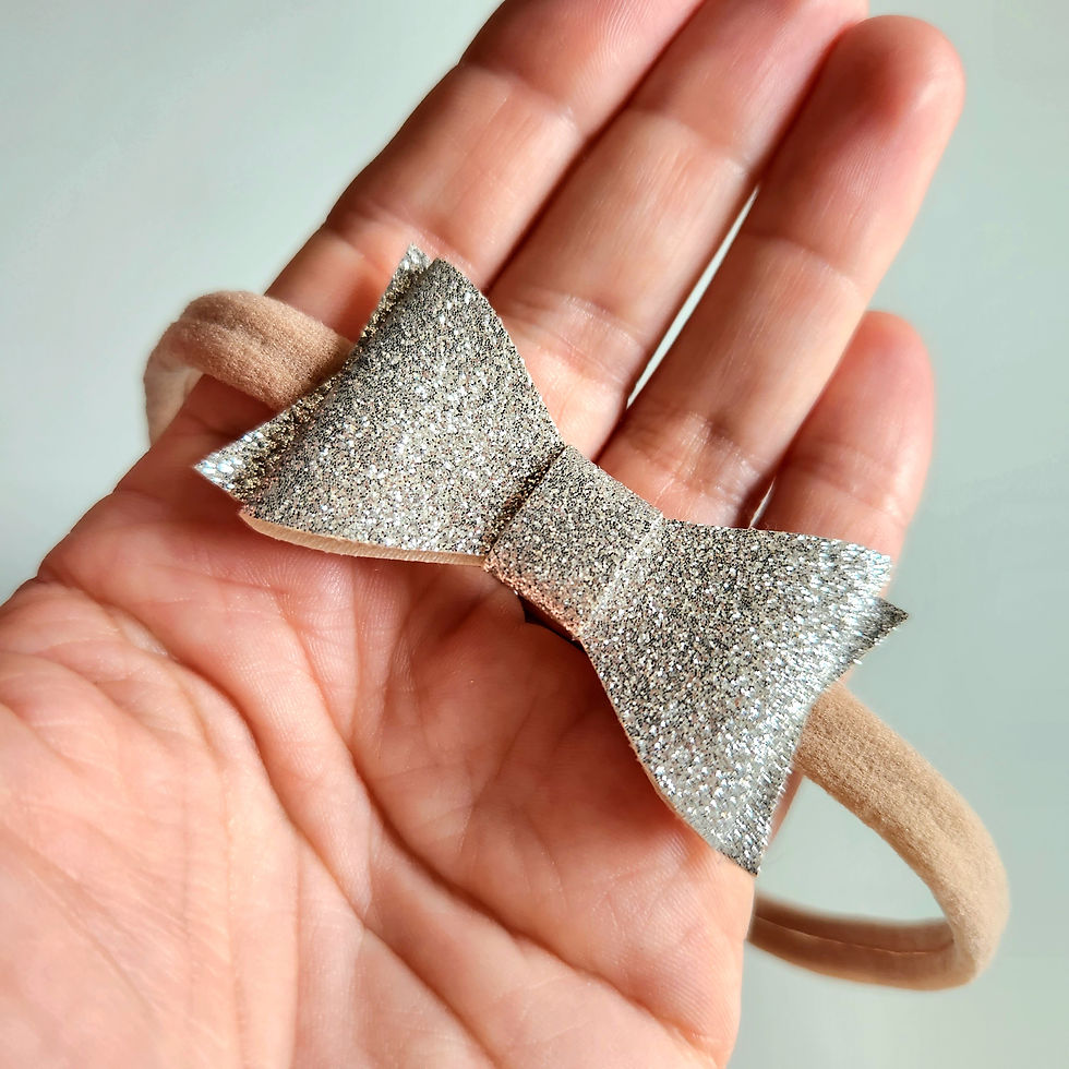 Laço de Glítter Prata/Nude